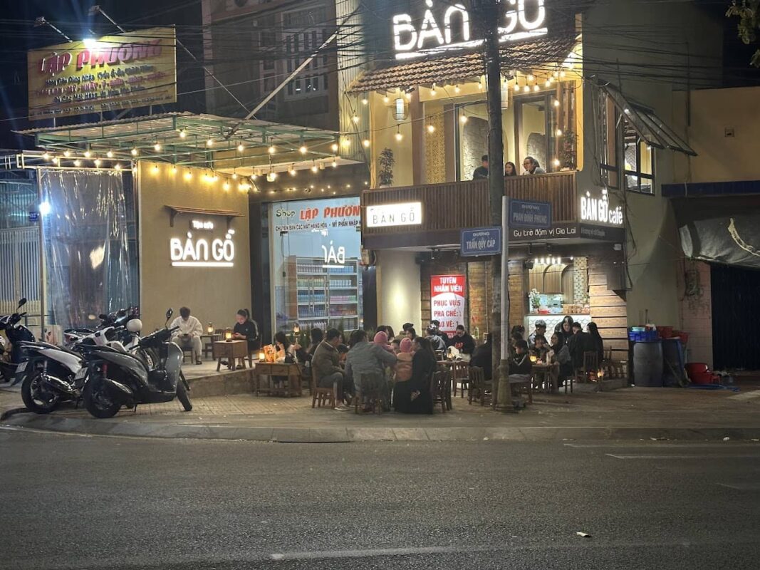 Tiệm Cafe Bàn Gỗ
